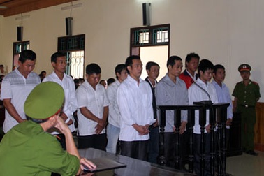 Nhóm côn đồ đập phá trụ sở UBND xã lĩnh án